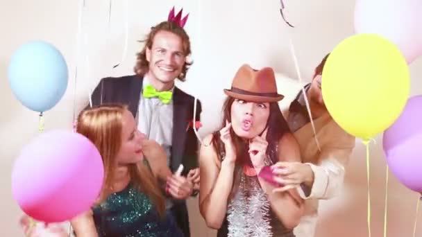 Amigos que tienen gran tiempo en la fiesta — Vídeo de stock