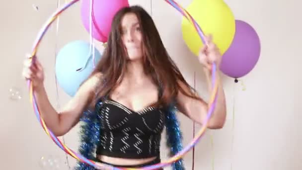 Kvinna leker med hula hoop — Stockvideo