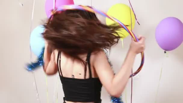 Frau spielt mit Hula-Hoop-Reifen — Stockvideo