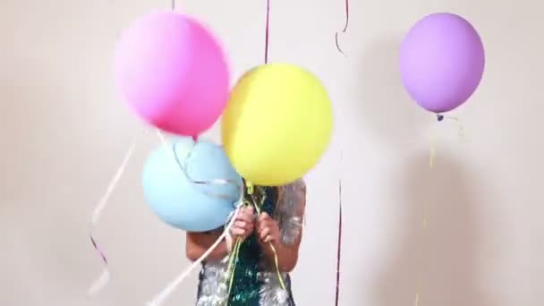 žena skákání s balónky