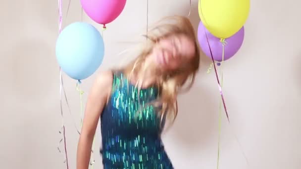 Женщина танцует в фотобудке вечеринки — стоковое видео