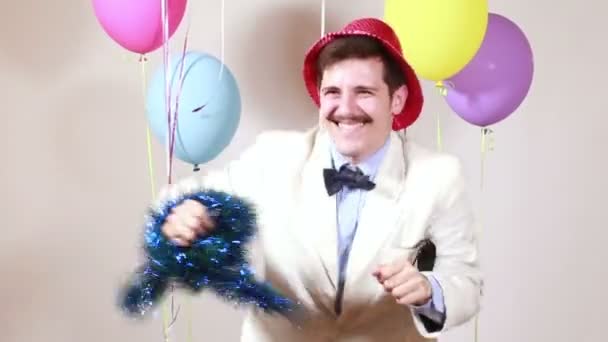 Mann mit Schnurrbart tanzt auf Party — Stockvideo