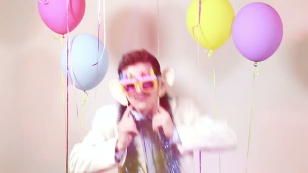 Bigote hombre bailando en fiesta — Vídeo de stock