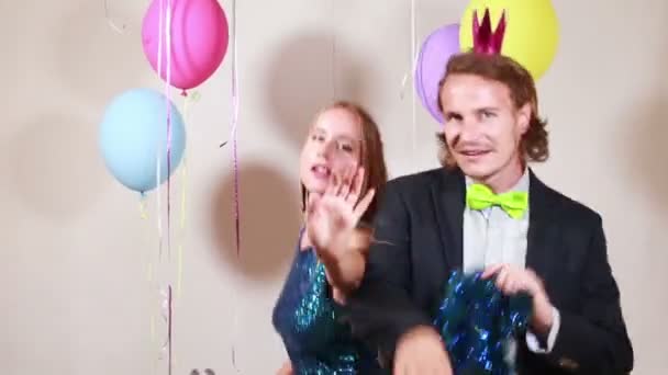 Paar tanzt in Fotokabine — Stockvideo