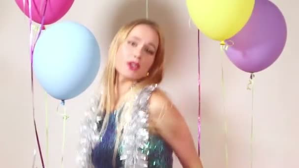 Selfie enviando besos en fiesta — Vídeo de stock