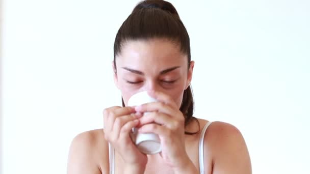 Mujer bebiendo café — Vídeos de Stock