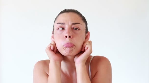 Mujer haciendo caras graciosas — Vídeo de stock