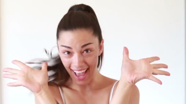 Жінка робить смішні обличчя — стокове відео