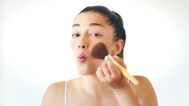 Mulher aplicando blush — Vídeo de Stock