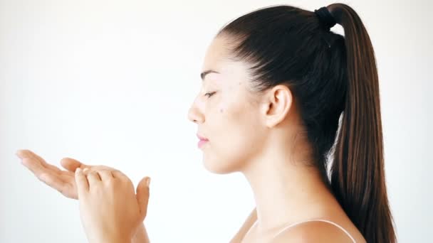 Mujer aplicando crema — Vídeos de Stock