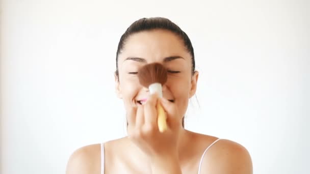 Woman applying powder — Stock Video