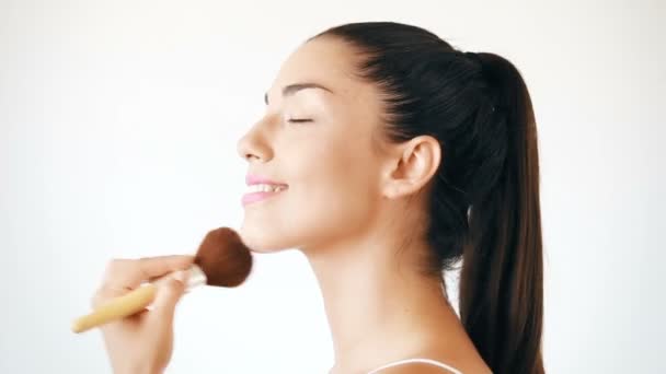 Woman applying powder — Stock Video