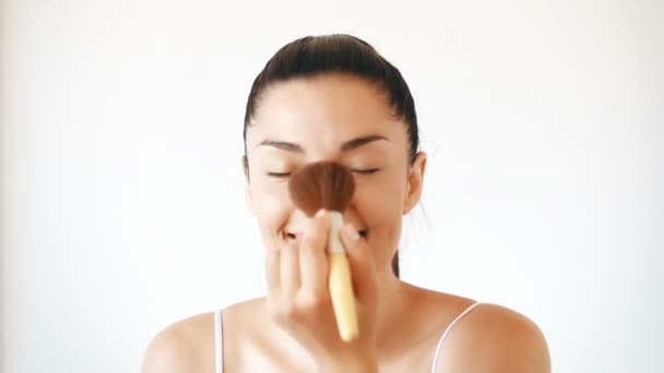 Mujer aplicando polvo — Vídeos de Stock