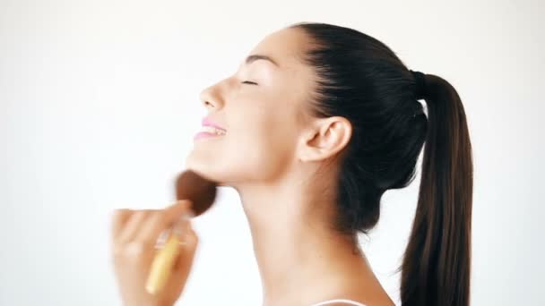 Woman applying powder — Stock Video