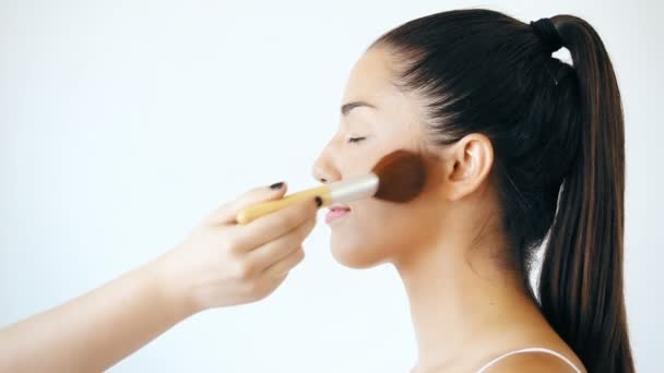 Ruční použití prášku na ženské tváři — Stock video