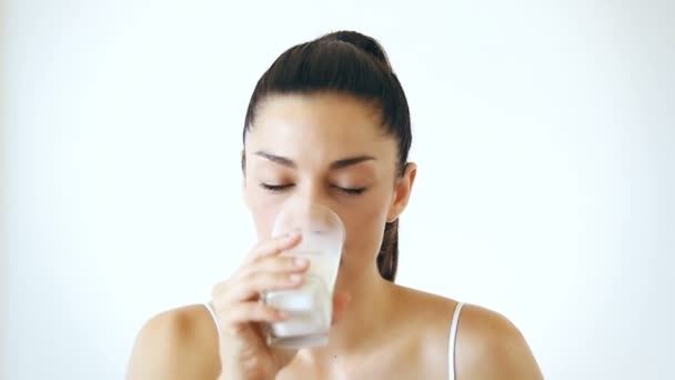žena pít sklenici mléka