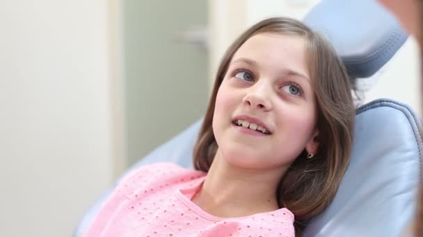 Girl sitting in the dental chair — Stock Video