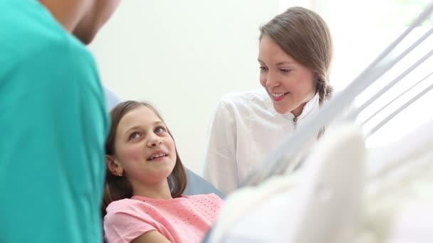 Menina conversando com dentista — Vídeo de Stock
