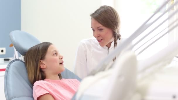 Dentista hablando con chica — Vídeos de Stock