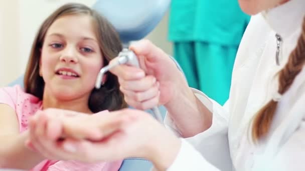 Dentista mostrando instrumentos para menina — Vídeo de Stock