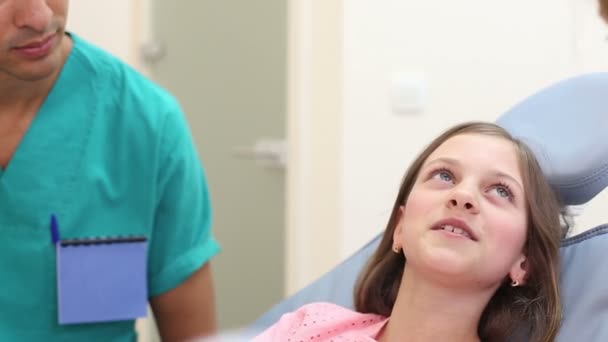 Дівчина розмовляє з стоматологом — стокове відео