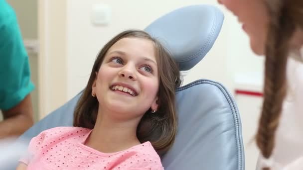 Dentista examinando chica — Vídeos de Stock