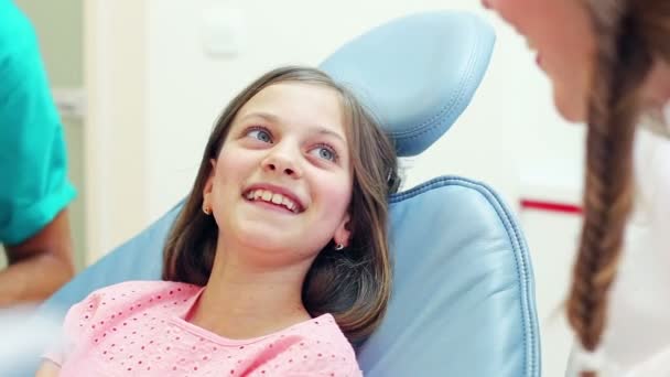 Dentista examinando menina — Vídeo de Stock