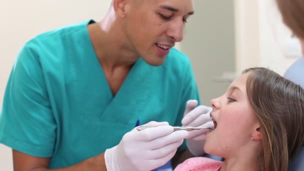 Chirurg behandeling van tanden van meisje — Stockvideo