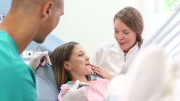 Kız ile ağrıyan diş gösterir — Stok video