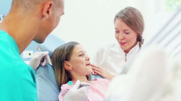 Девушка показывает с болящим зубом — стоковое видео