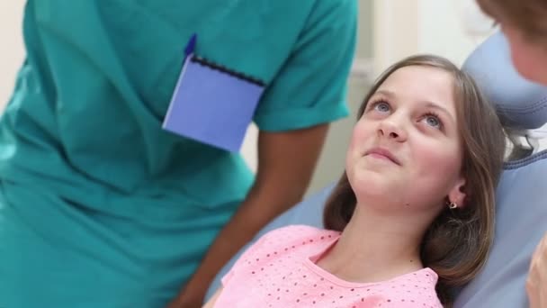 Chirurg untersucht Zähne eines kleinen Mädchens — Stockvideo