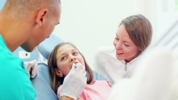 Fille et chirurgien faire high-five après check-up — Video