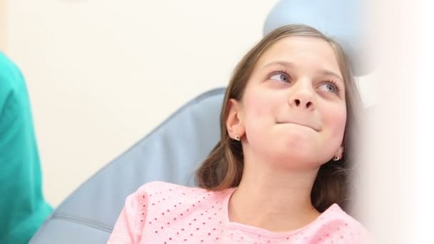 Girl at dentist playing with mouth mirror — Stock Video