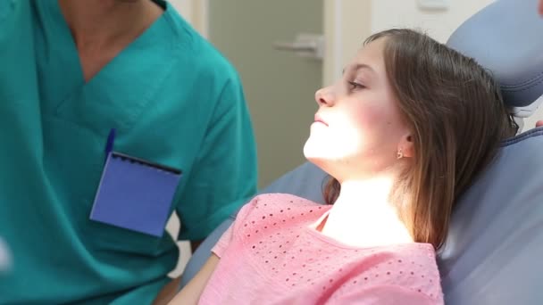 Menina fazendo um check-up dentário — Vídeo de Stock