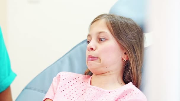 Menina fazendo rostos enquanto fazendo um check-up dental — Vídeo de Stock