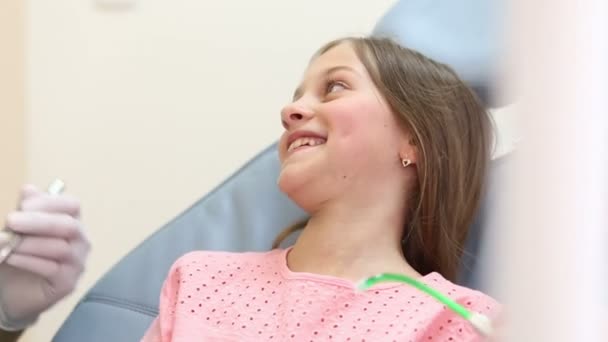 Morena chica en dentista — Vídeos de Stock