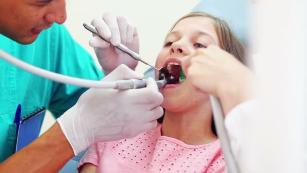 Menina mostrando polegares para cima no dentista — Vídeo de Stock