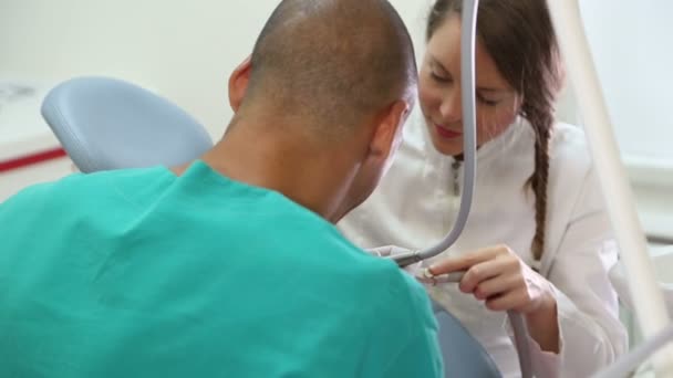 歯医者にハイファイブを与える少女 — ストック動画
