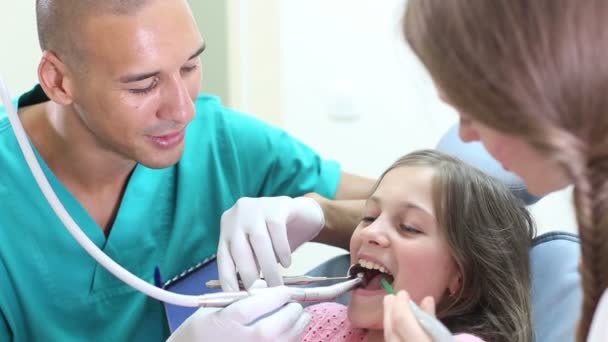 Flickan ger high-five till tandläkare — Stockvideo