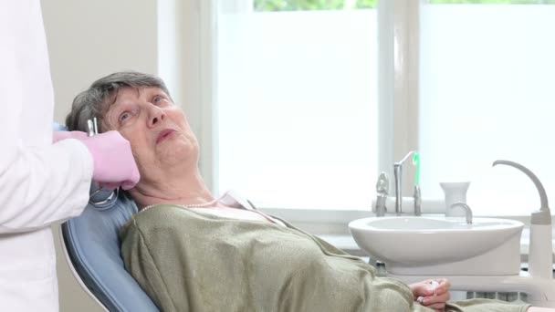 Stará žena s dentální prohlidka — Stock video