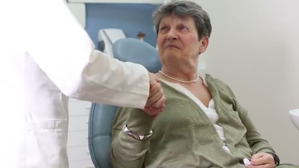 Female patient having checkup — Stock Video