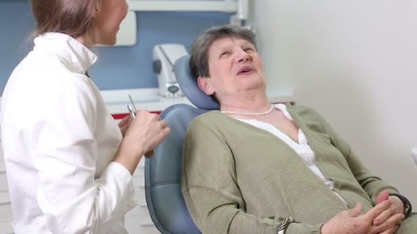 Dentista fazendo check-up para o paciente — Vídeo de Stock