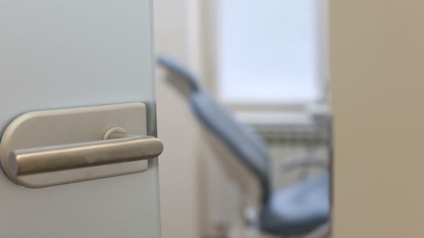 Стоматологическое кресло в кабинете стоматолога — стоковое видео