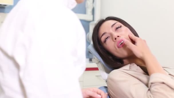 Пациент разговаривает с дантистом — стоковое видео