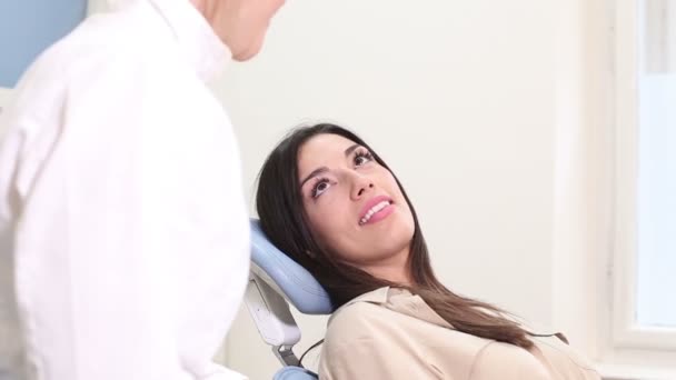Paciente hablando con el dentista — Vídeo de stock