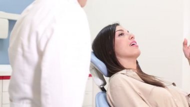 Dişçiyle konuşuyor hasta