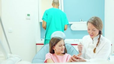 diş hekimi gösteren aletler hastaya