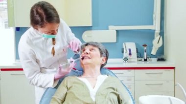 kadının diş hekimi ile yüksek beş yapması