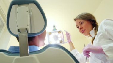 diş hekimi diş hastanın incelenmesi