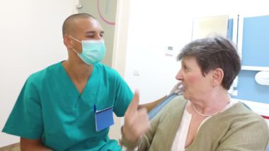 diş hekimi kadınla konuşuyor